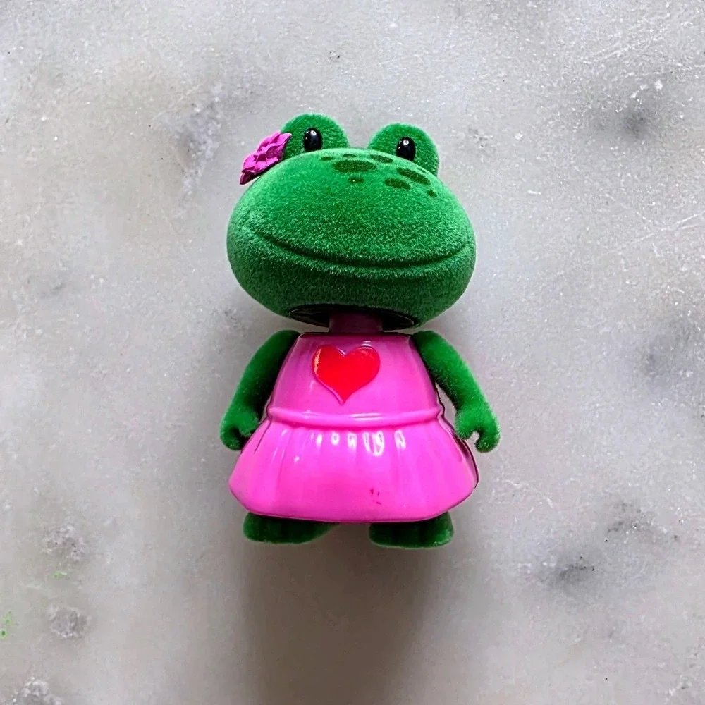 Li'l Woodzeez Bobbleez Battat Green Farley Frog Pink Dress Heart Figure Toy 037